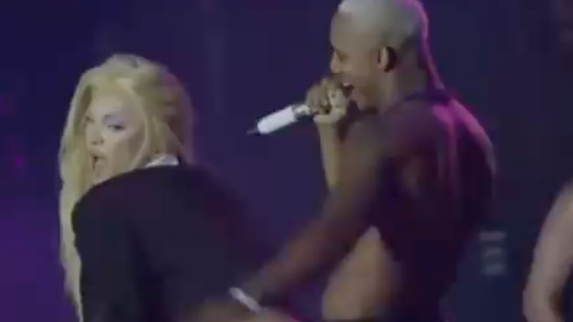 Pabllo Vittar leva ‘sarrada’ no palco após boatos de romance com cantor