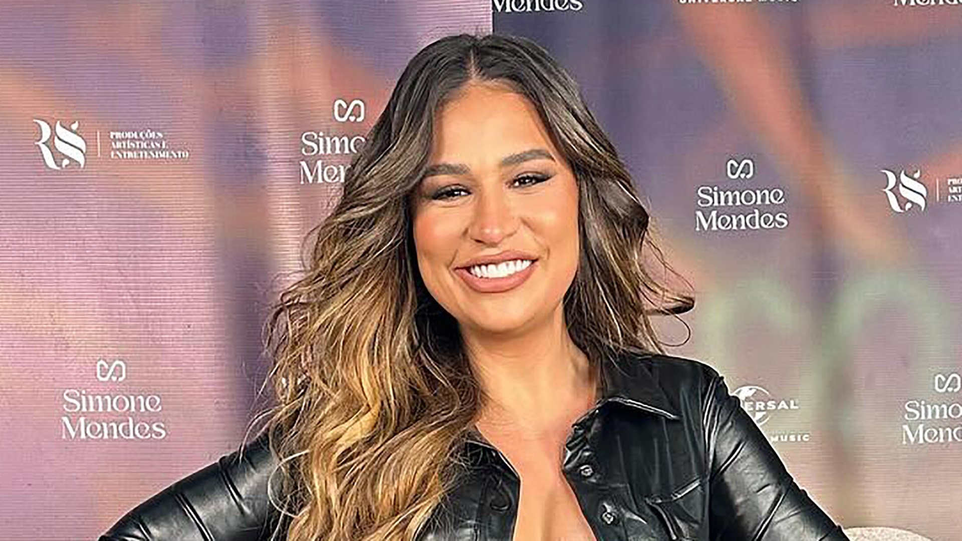 Simone dispensa sutiã e polemiza com decotão profundo: “Criticava a irmã..”
