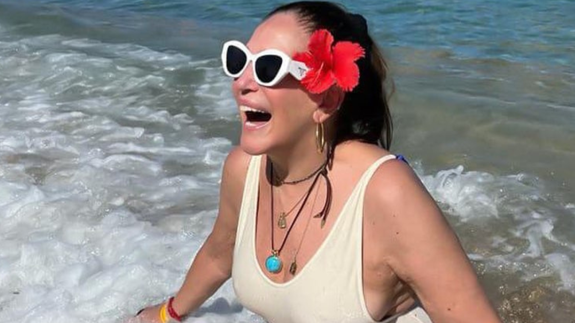 Susana Vieira surge radiante em praia paradisíaca e ganha elogios: “Mulher linda”