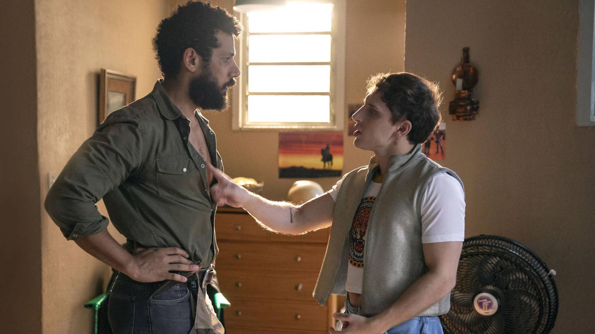 Terra e Paixão: Após beijo, Kelvin termina com Ramiro: “Não quero traíras”