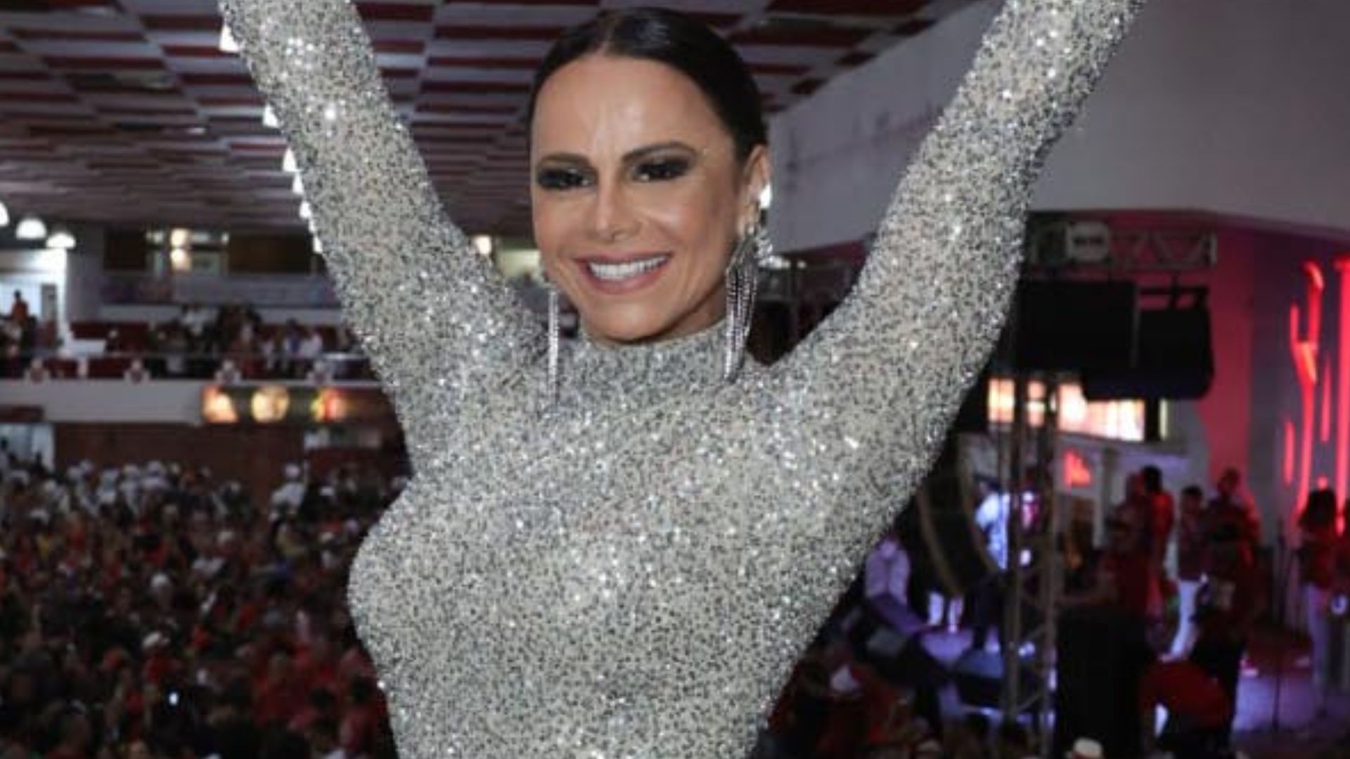 Que corpo! Viviane Araújo samba com macacão a vácuo em esquenta de Carnaval