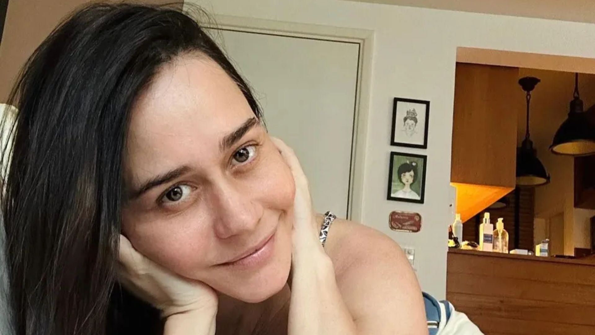 Alessandra Negrini dispensa produção e deixa fãs babando: “Me perguntaram se existia”