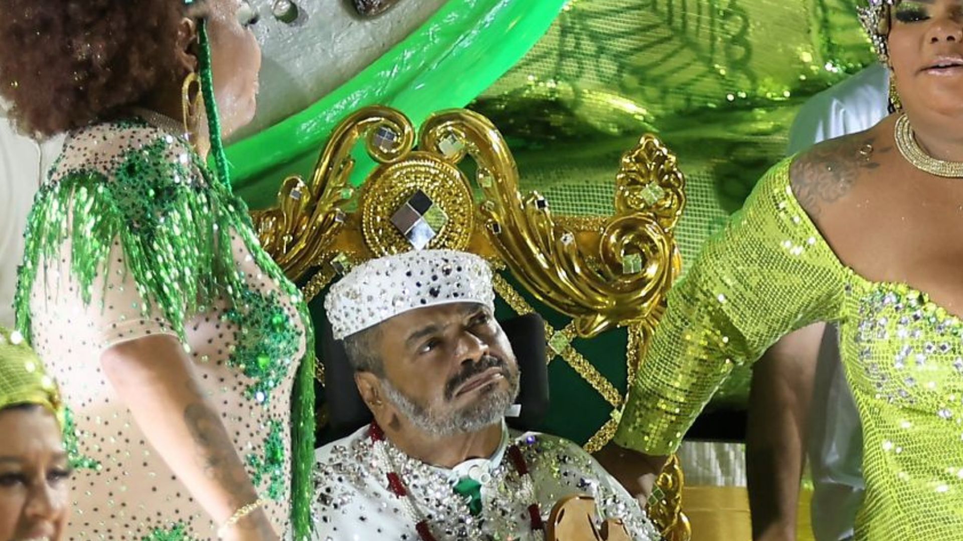 Emoção! Arlindo Cruz é homenageado na Sapucaí e desfila com o machado de Xangô nas mãos