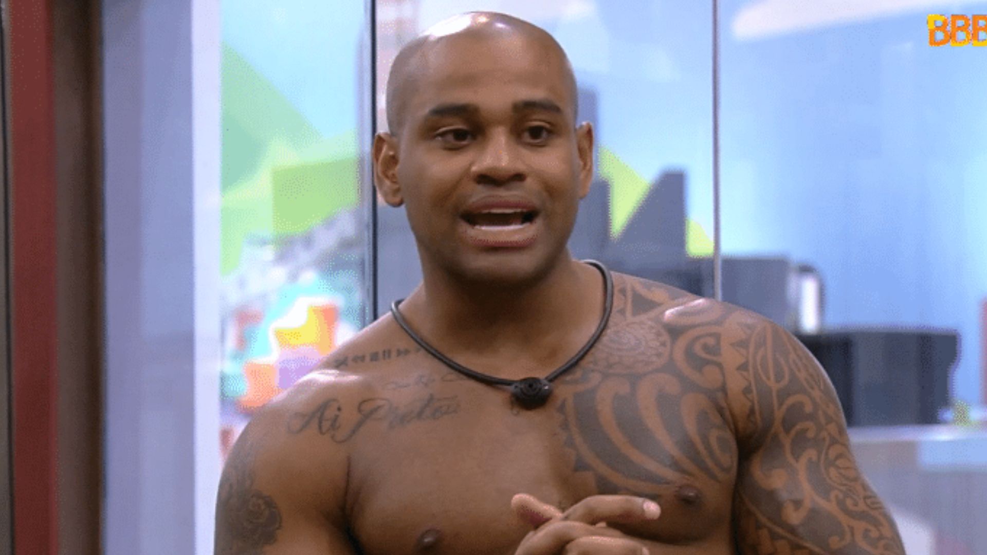 BBB23: Cezar Black revela interesse em sister após pressão: “Sinto atração”