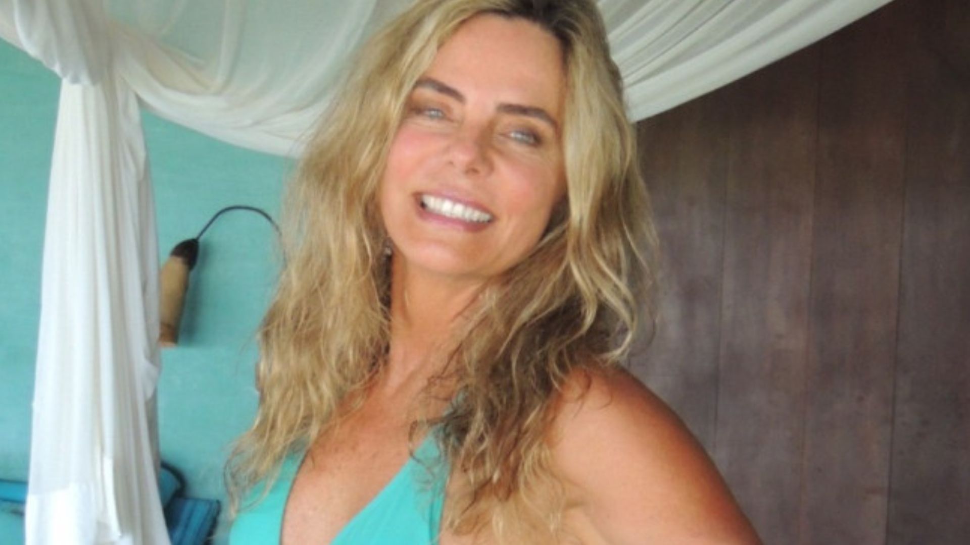 Aos 70 anos, Bruna Lombardi exibe shape dos sonhos em biquíni chamativo: “Inacreditável”