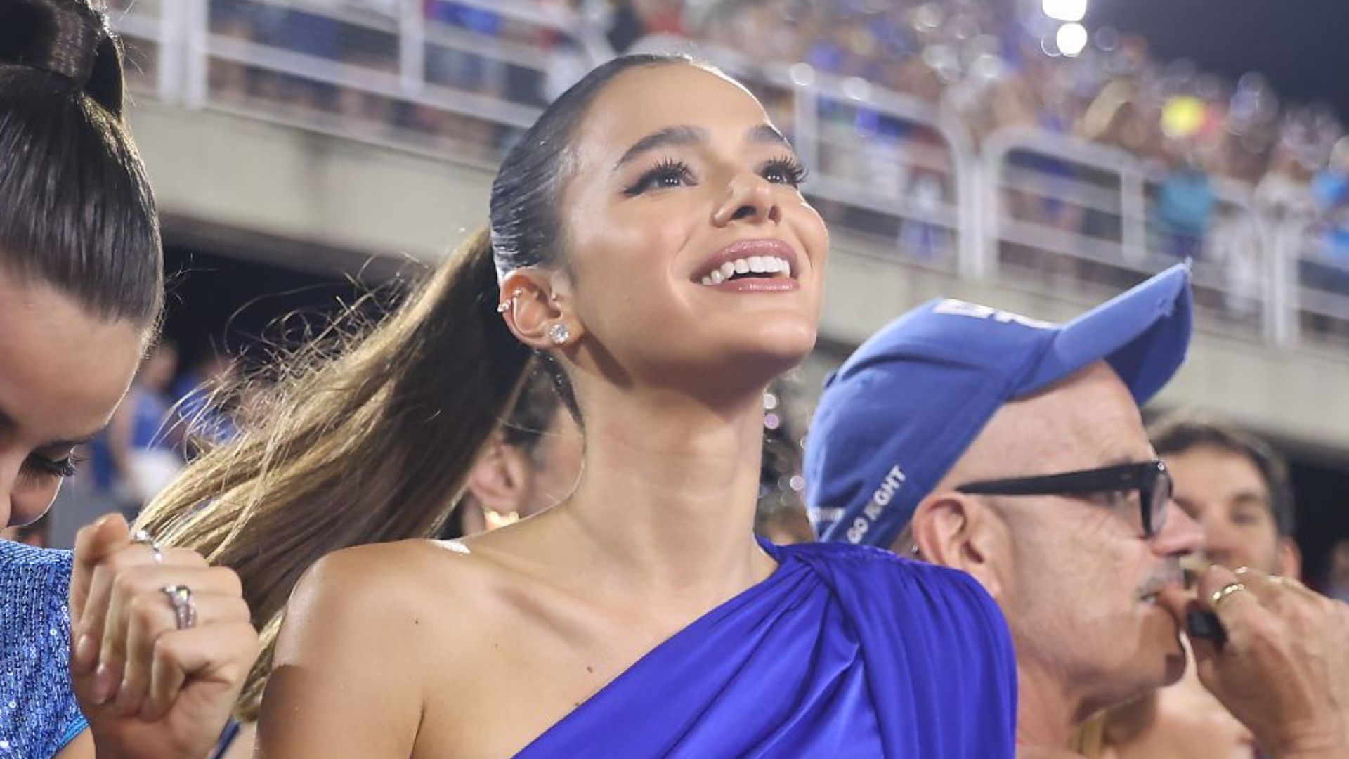 Baba, baby! Com vestido de cetim sem sutiã, Bruna Marquezine reencontra o ex na Sapucaí