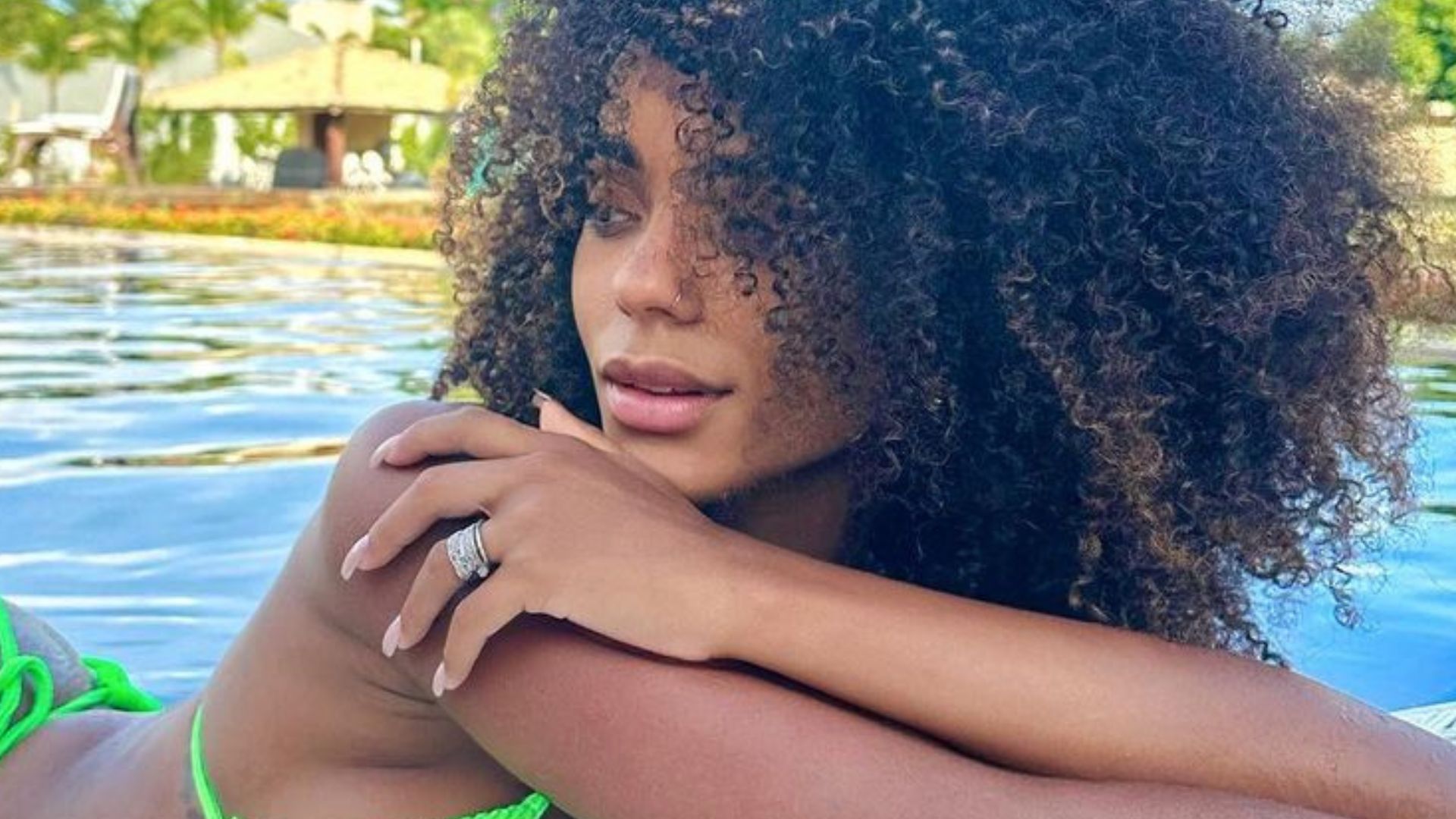 Brunna Gonçalves empina o bumbum e exibe abdômen trincado em biquíni neon: “Gostosa”