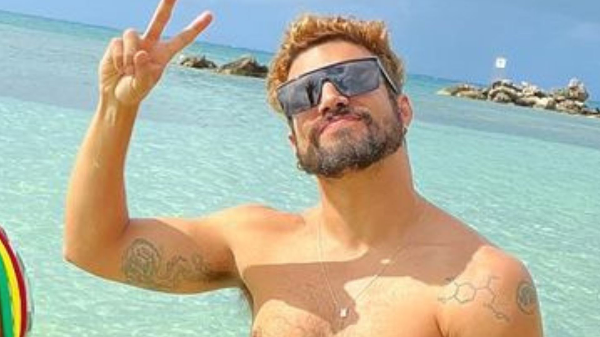 Sem camisa, Caio Castro ostenta shape fenomenal ao lado da namorada na Jamaica: “Muito amor”