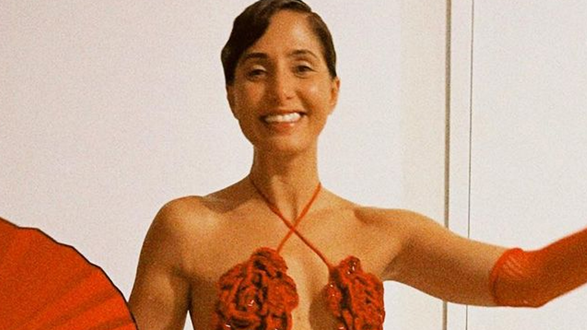 Vermelhou! Camila Pitanga curte Carnaval de top e microssaia e marca cinturinha: “Perfeita”