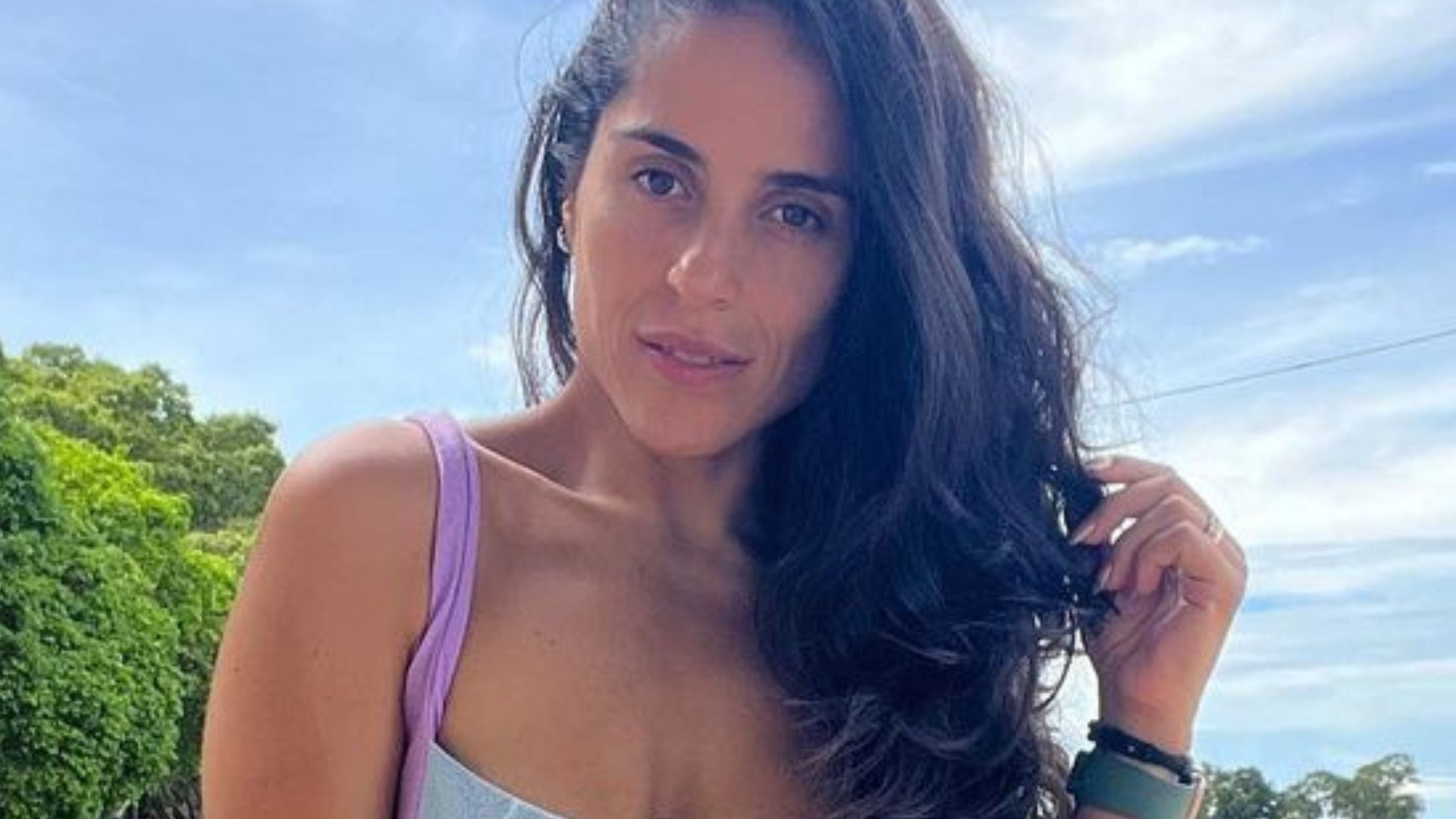 Aos 37 anos, Camilla Camargo causa inveja com corpo sequinho de biquíni: “Gata”