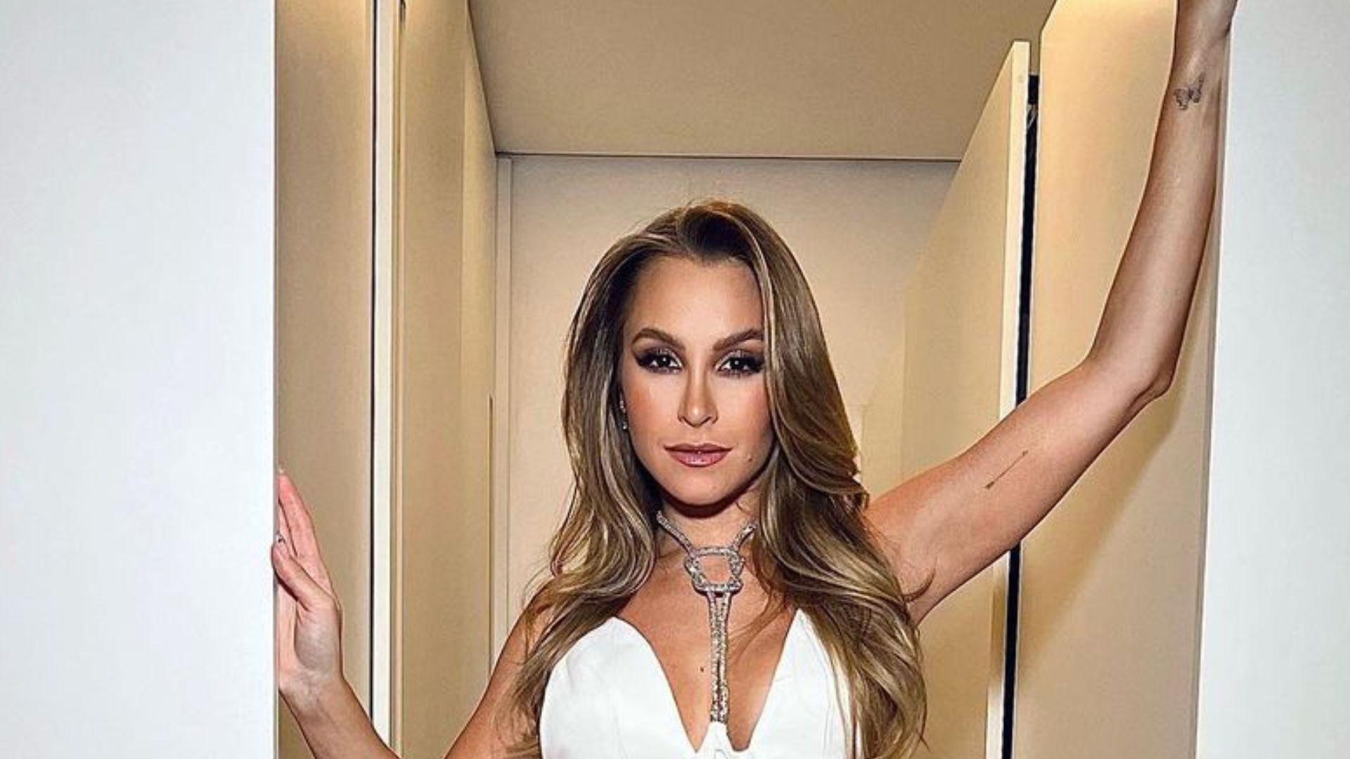 Que mulherão! Carla Diaz aposta em vestido branco com decote generoso: “Impecável”