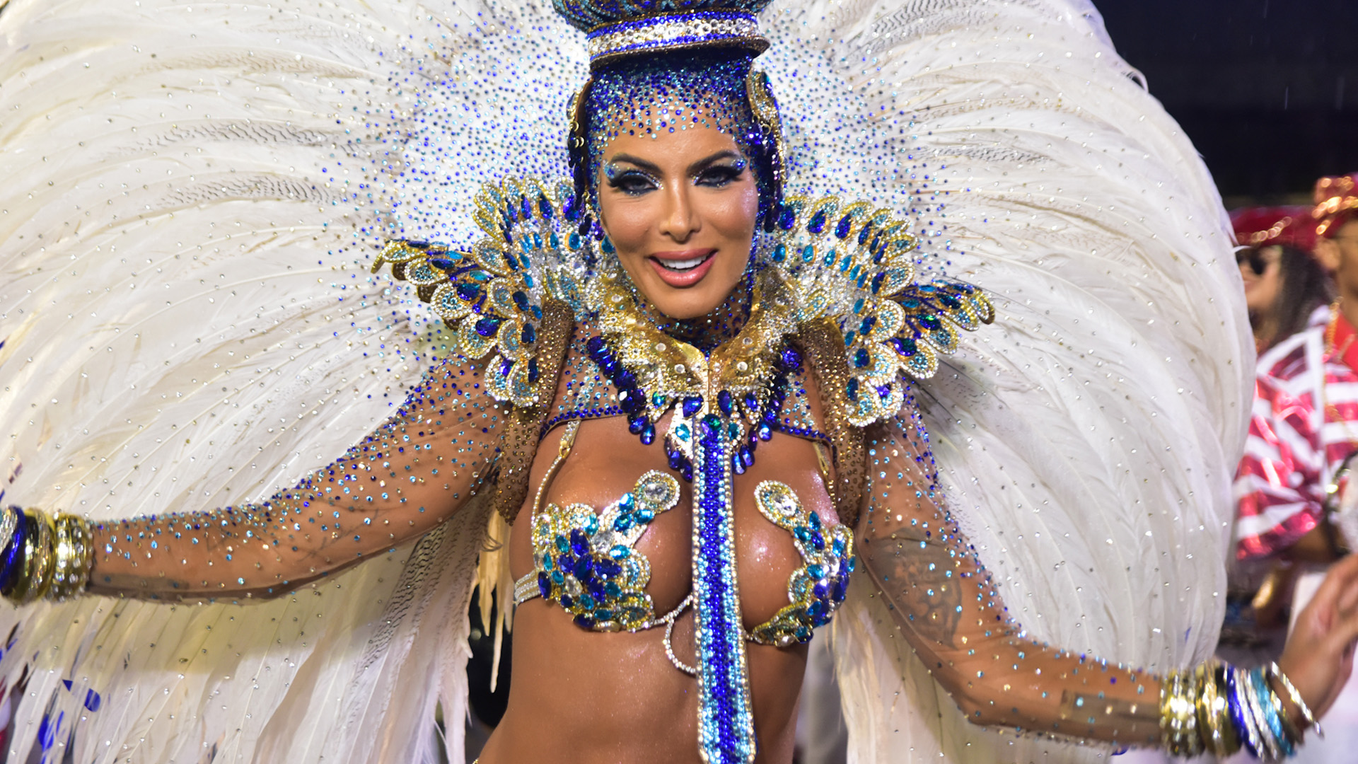 Carla Prata fica a milímetros de mostrar tudo com fantasia estilo biquíni em São Paulo