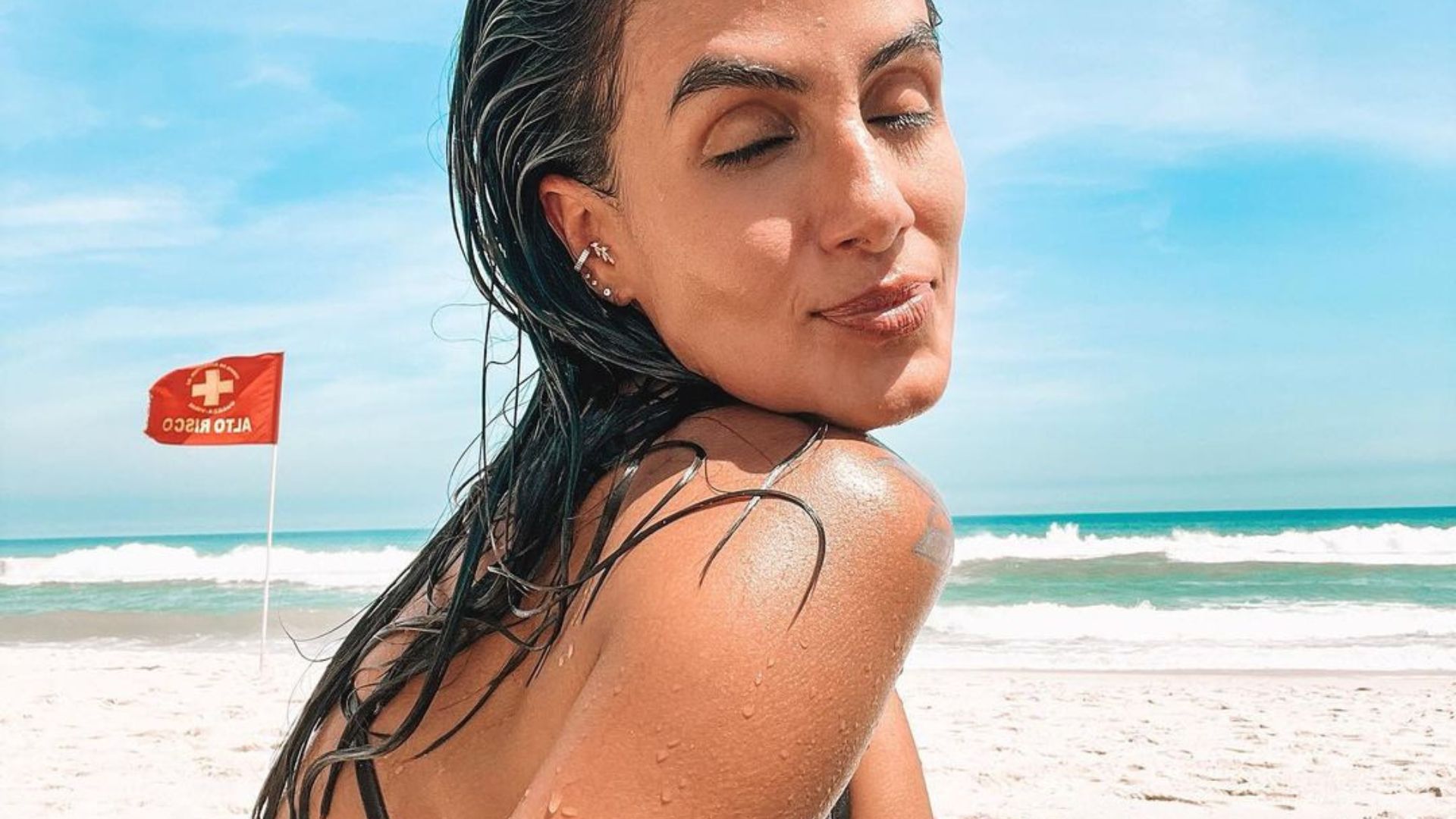 Carol Peixinho exibe corpaço de biquíni e seguidores reagem: “Thiaguinho passa bem”