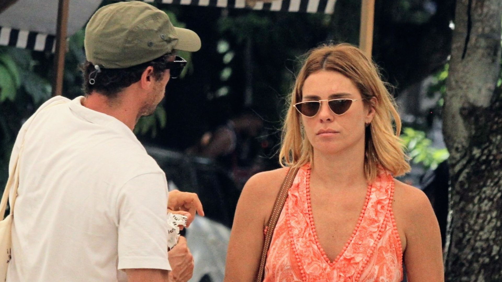 No meio do povão, Carolina Dieckmann é flagrada de cara lavada com o marido