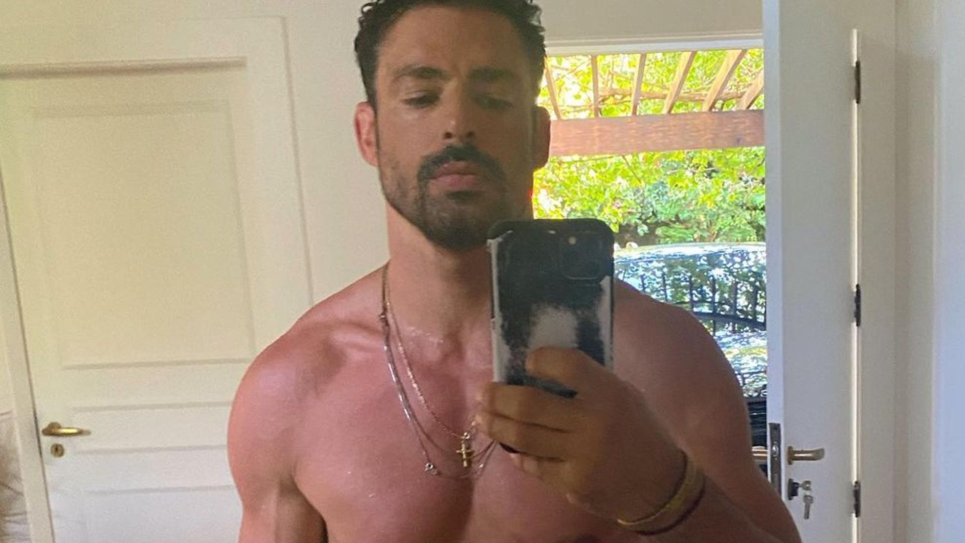 De roupa íntima, Cauã Reymond chama atenção com volume: “Delícia”