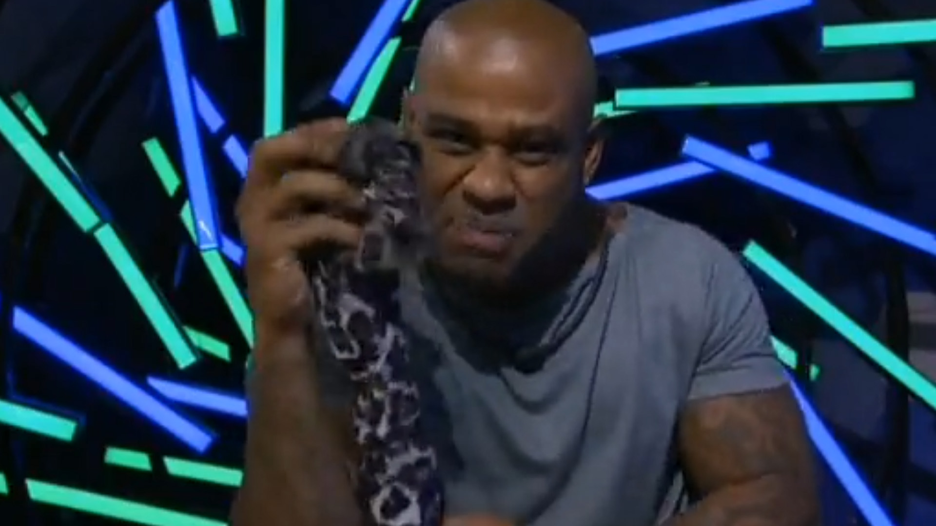 BBB23: Emparedado, Cezar Black detona rivais: “Prontas pra dar o bote”