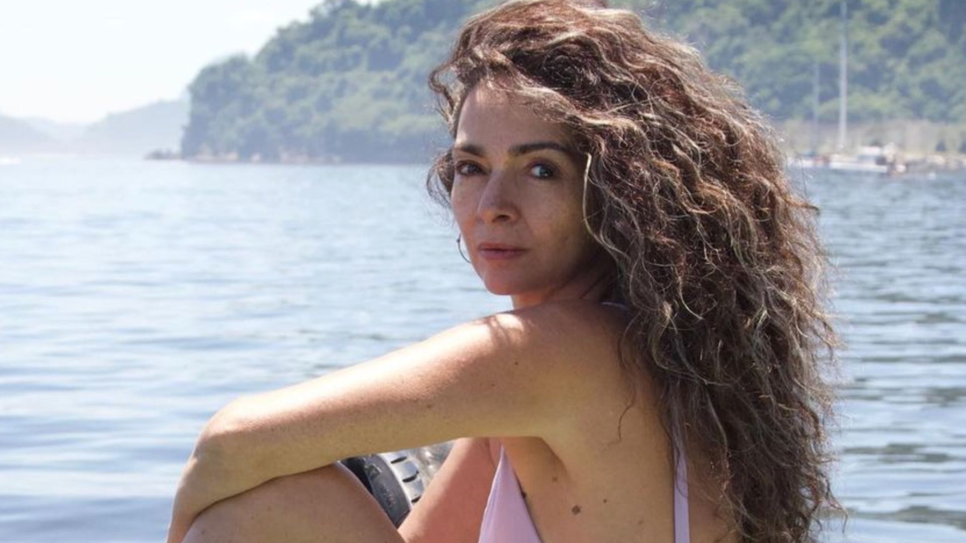 Claudia Ohana comemora os 60 anos com cliques usando maiô cavadíssimo: “Deusa”