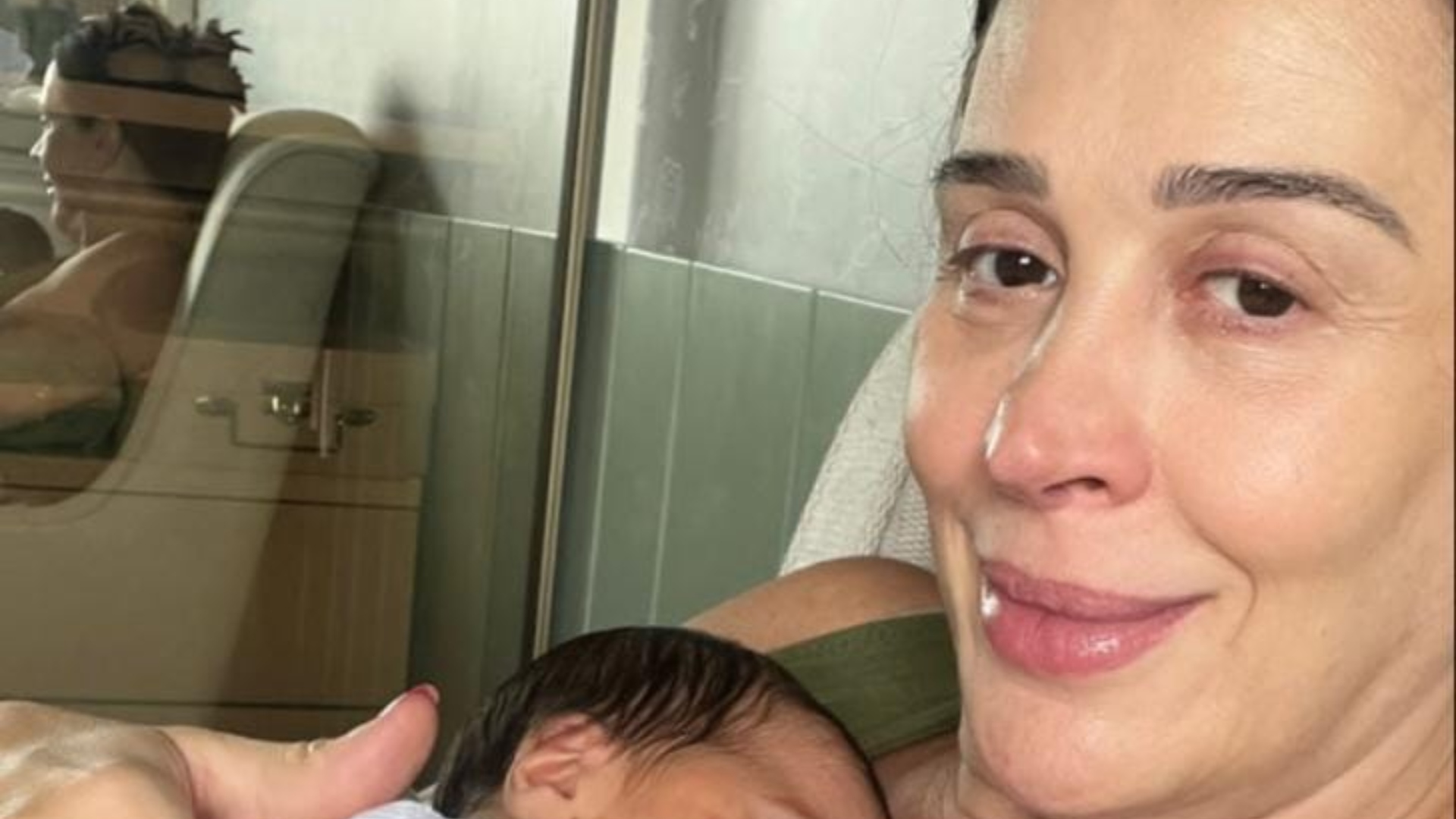 Em casa, Claudia Raia surge agarradinha com o filho Luca em clique inédito: “Nosso Carnaval”