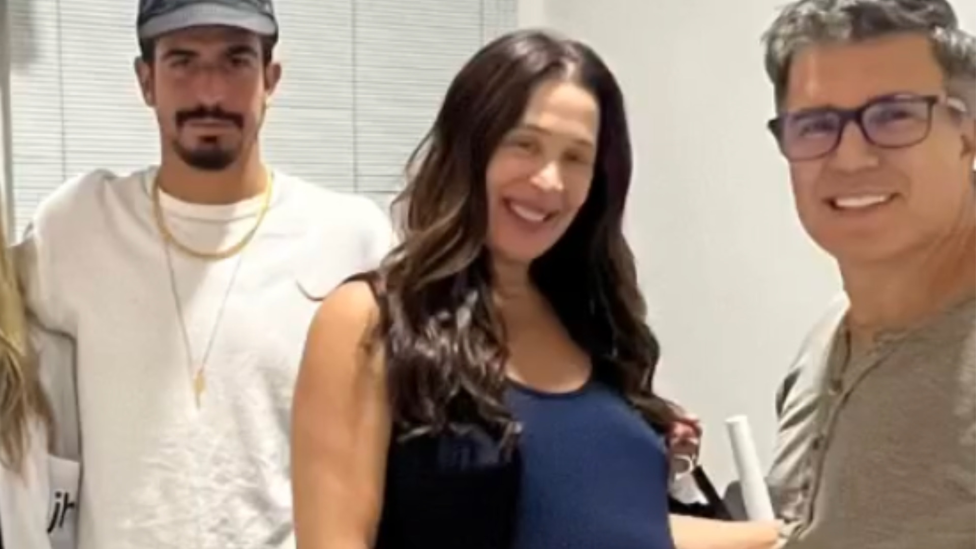 Claudia Raia surge com equipe médica em preparação para o parto: “À espera do Luquinha”