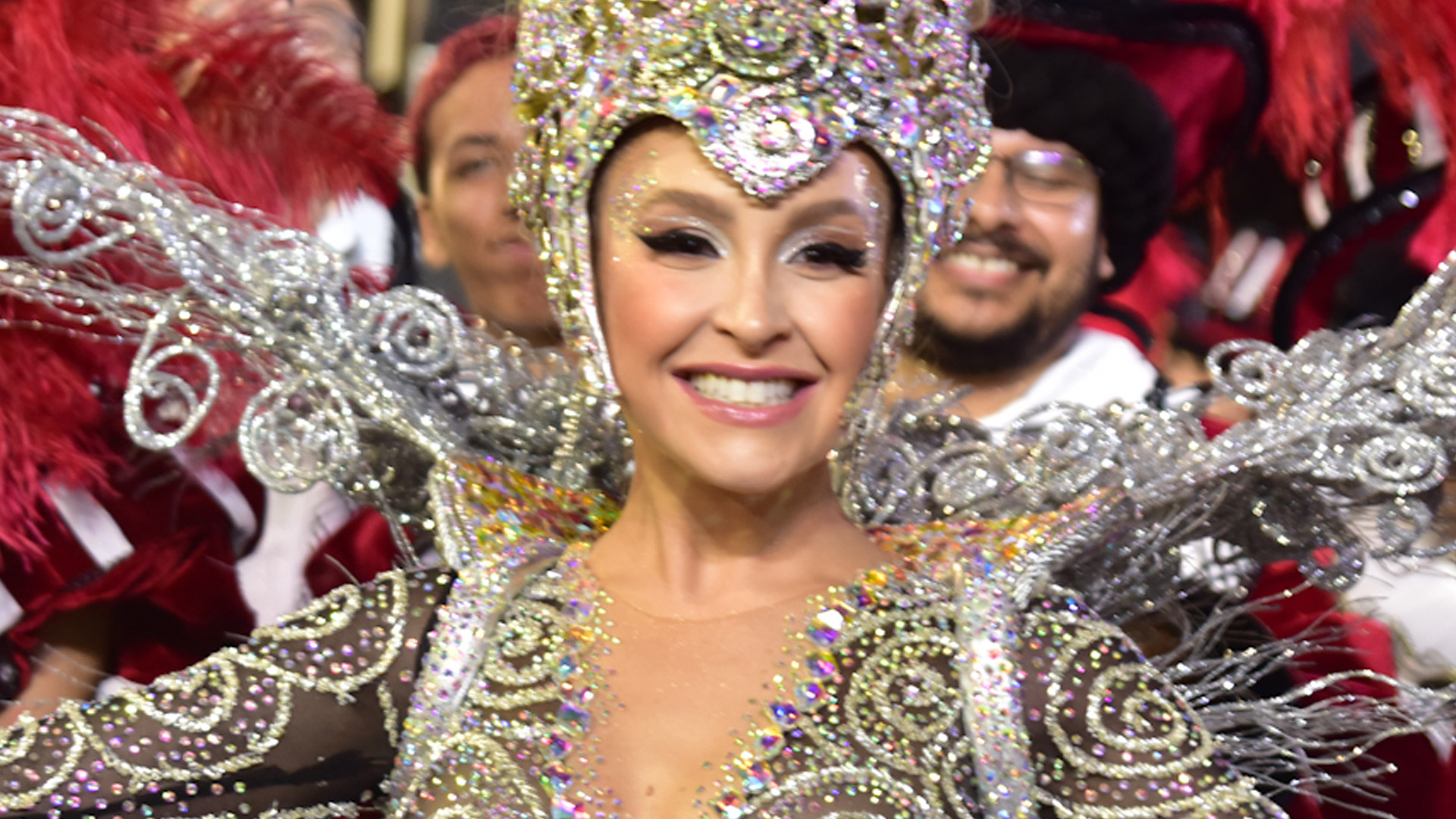 Carla Diaz arrasa em look cravejado de cristais e decote até o umbigo no Carnaval de São Paulo