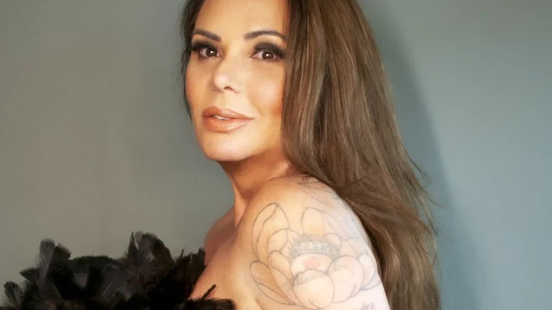 Após “sumiço” do filho, Cristina Mortagua vende conteúdo adulto na web: “Entrega 100%”