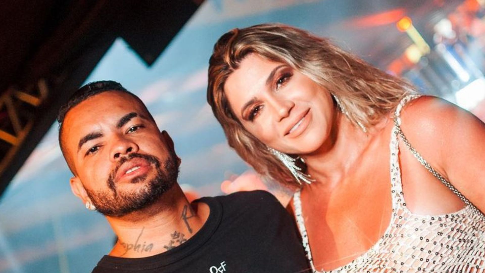 Ex-panicat Dani Souza curte Carnaval com vestido transparente e roupa íntima à mostra