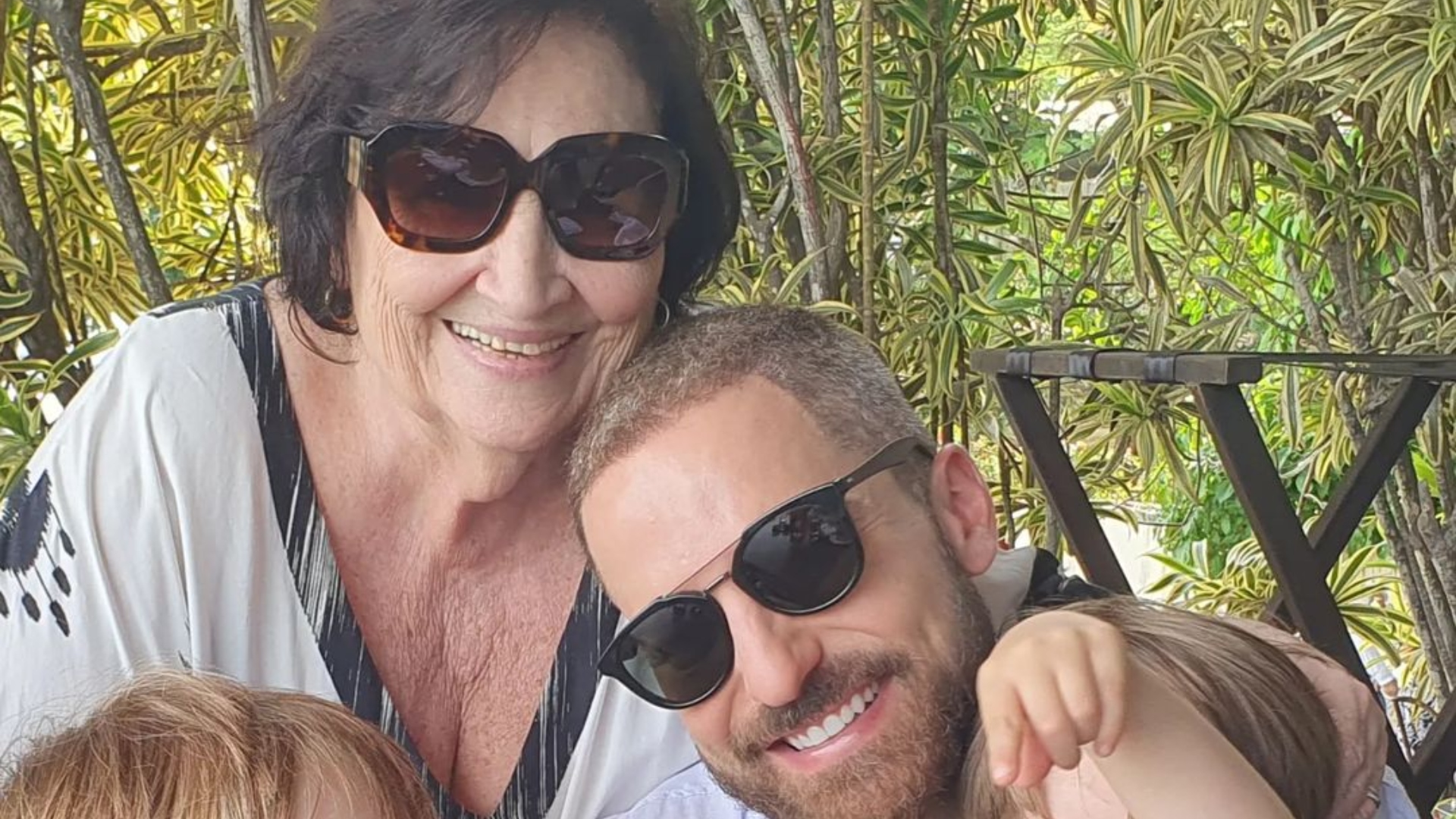Mãe de Paulo Gustavo posa em momento inédito com Thales Bretas e os netos e encanta: “Amores”