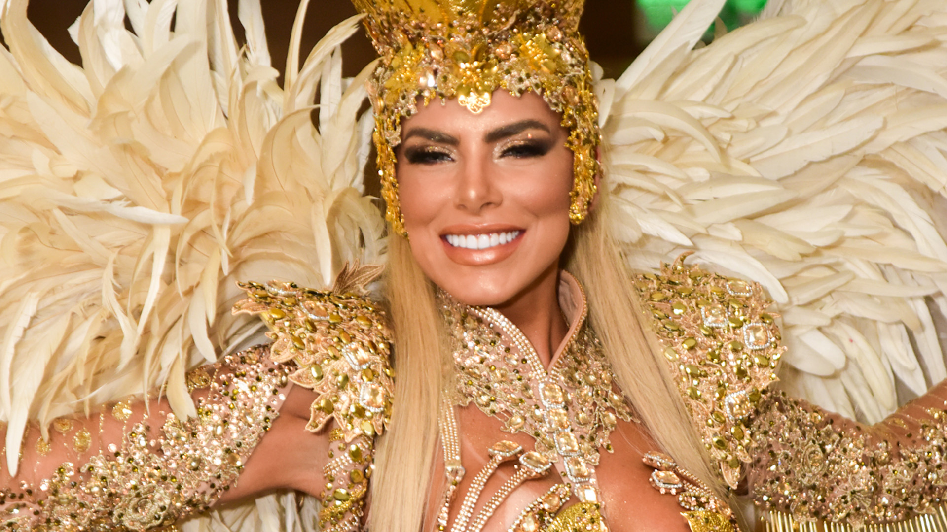 Ex-Fazenda Erika Schneider deixa tapa-sexo aparecer em fantasia luxuosa e angelical