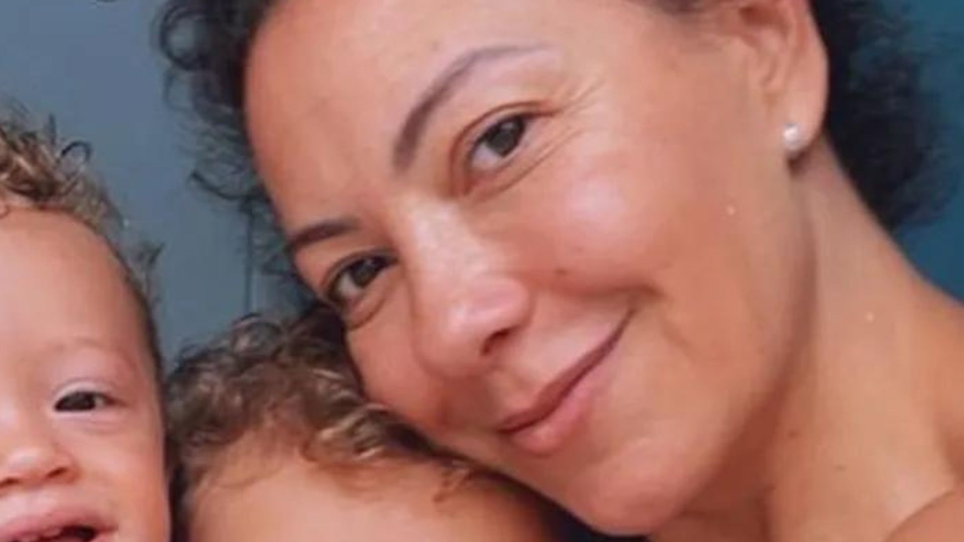 Quem é quem? Gêmeos de Fabíula Nascimento surge idênticos à atriz em foto rara