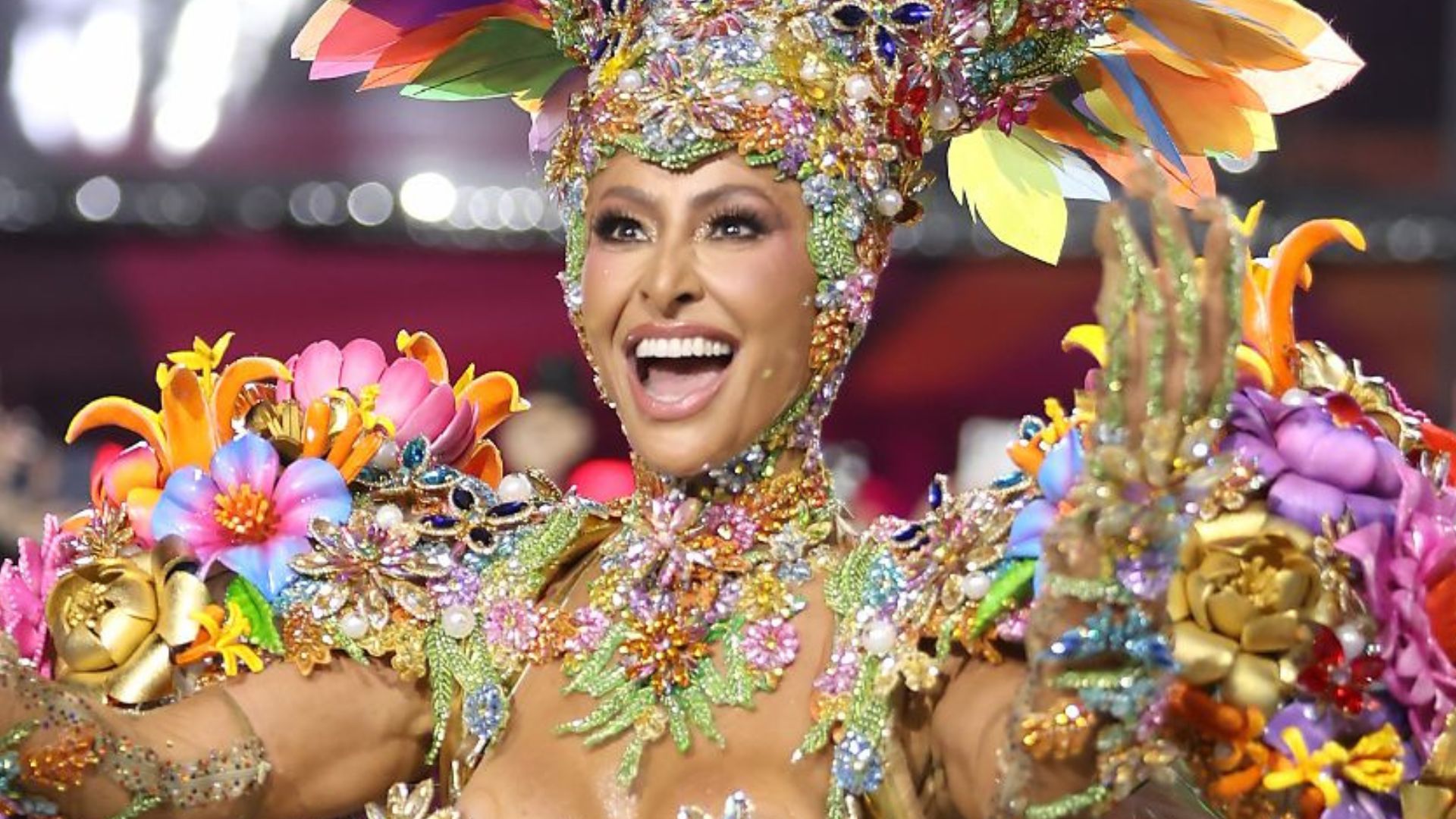 Que fartura! Apenas com um tapa-sexo, Sabrina Sato deixa corpão à mostra na Sapucaí