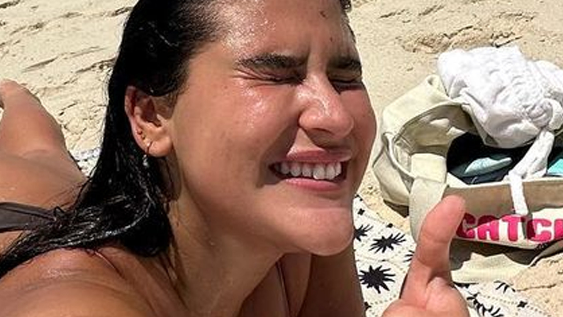Filha de Flávia Alessandra, Giulia Costa bronzeia bumbum de biquíni na praia: “Lindeza”