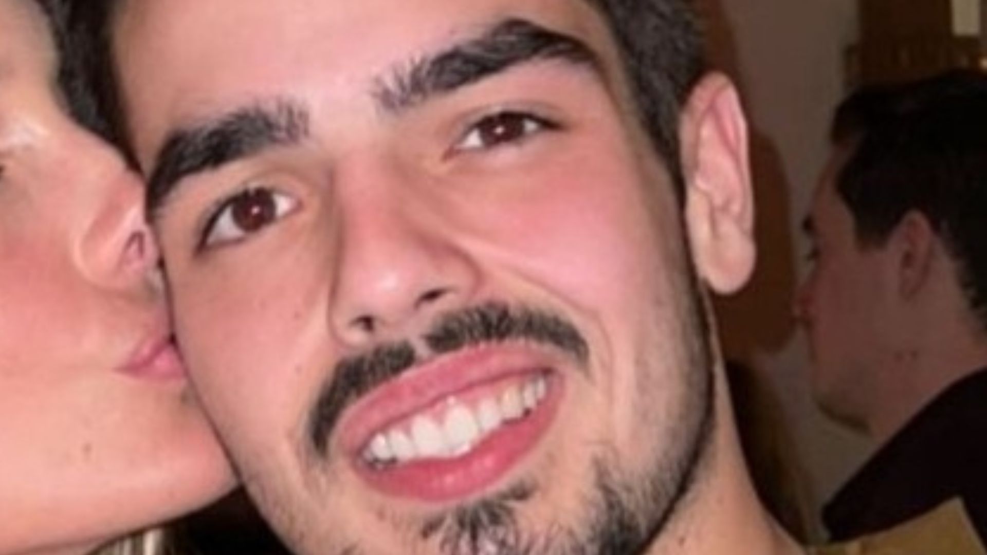 Filho de Faustão celebra 19 anos e recebe beijo apaixonante da namorada: “Minha vida”
