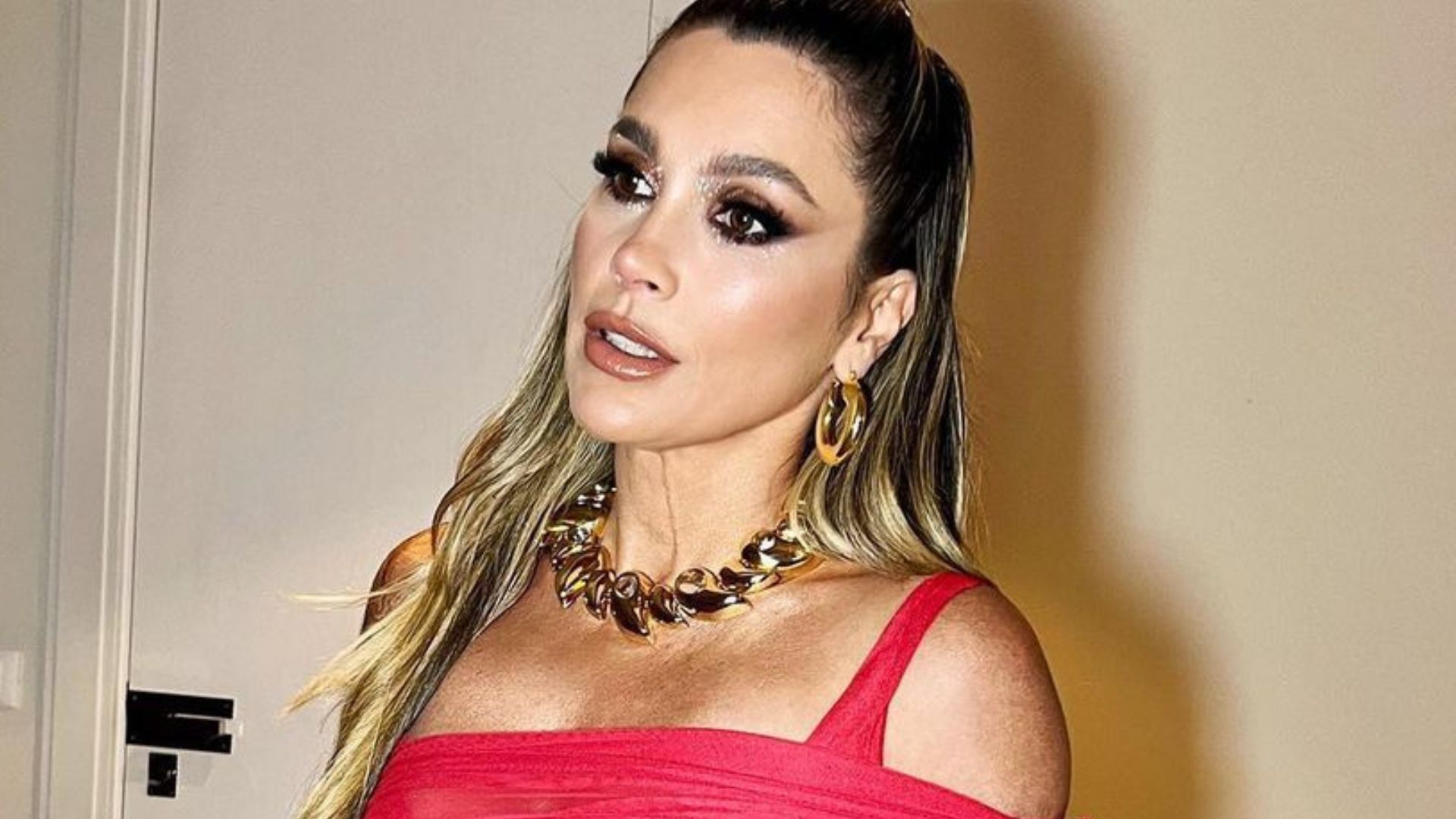 Por pouco! Flávia Alessandra senta com sainha de um palmo e quase mostra demais: “Delícia”