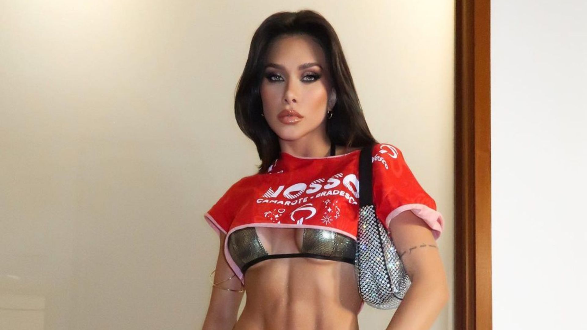 Flavia Pavanelli assusta fãs com barriga com ossos aparentes: “O que está acontecendo?”