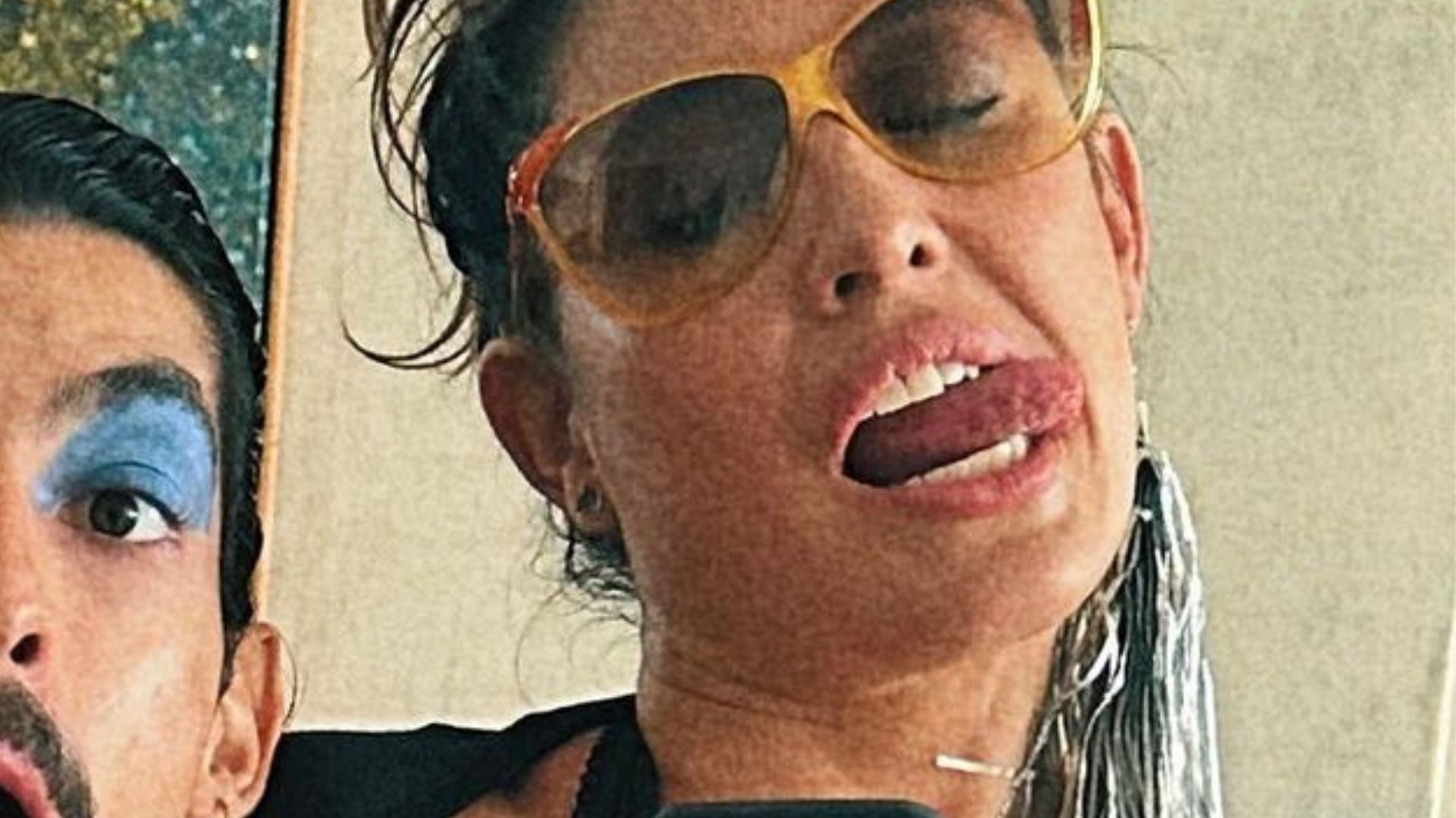 Giselle Itié usa biquíni com peito falso para cair na farra: “Não julguem”