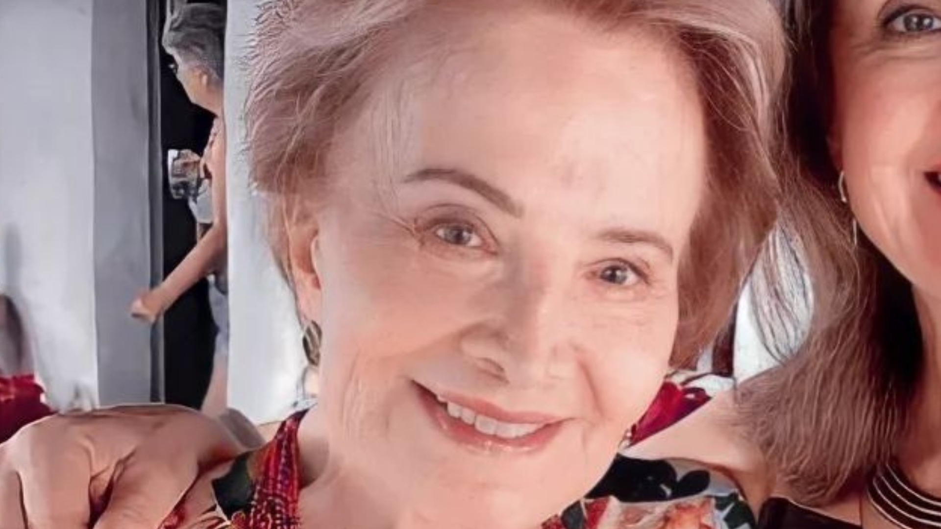 Glória Menezes surge ao lado da filha e semelhança impressiona: “Como pode?”