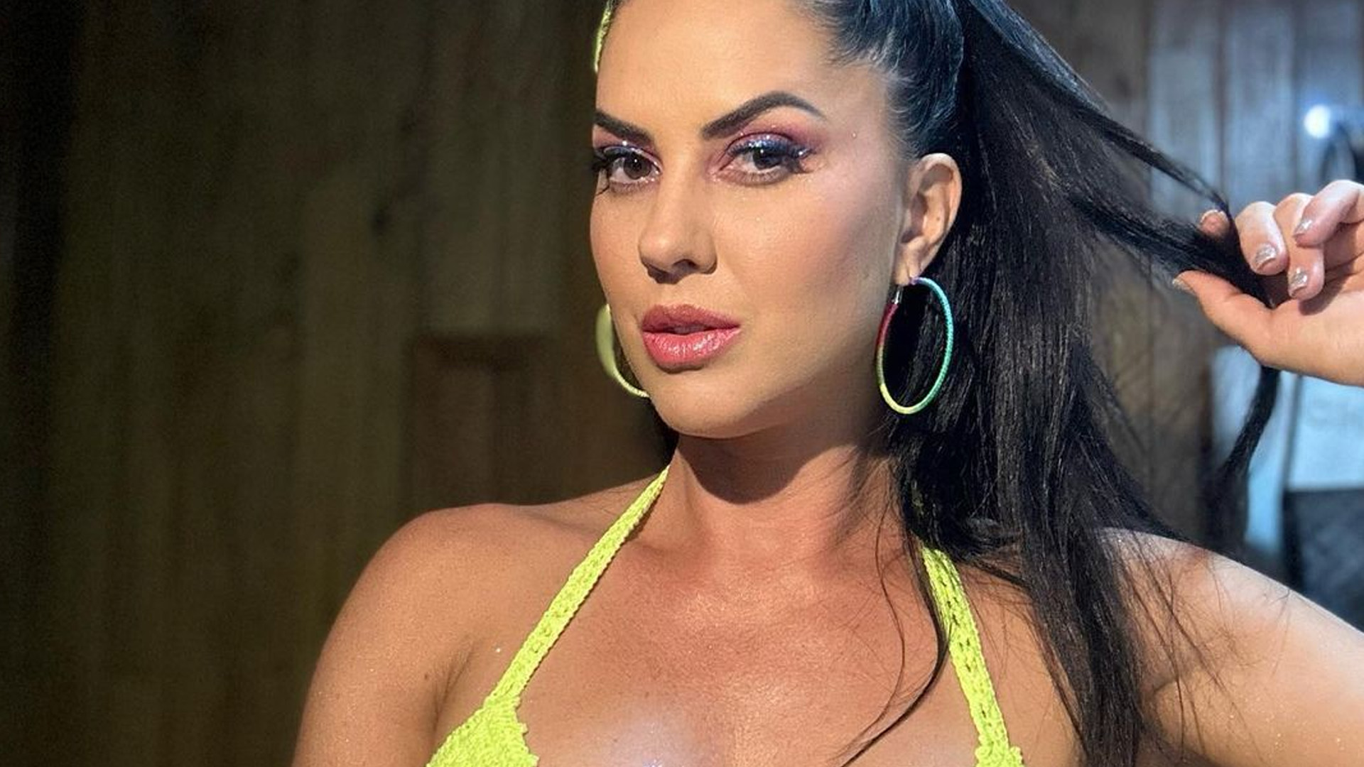 Graciele Lacerda aposta em decotão, valoriza seios turbinados e fãs questionam: “Aumentou?”