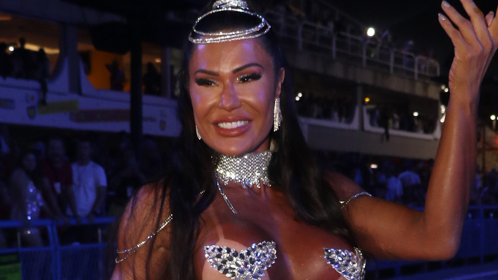 Não descola? Gracyanne Barbosa economiza no tecido e apela para adesivos íntimos na Sapucaí