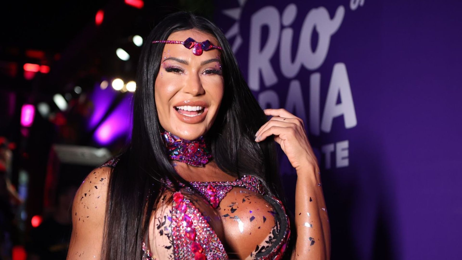 No Carnaval, Gracyanne Barbosa usa maiô com tapa-sexo minúsculo: “Pensam que é fácil?”