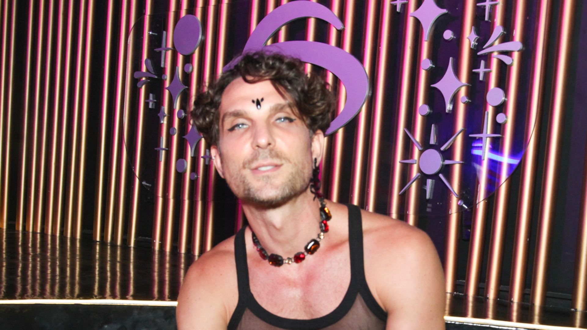 Maquiado e com visual andrógino, marido de Aline do BBB23 causa em Camarote na Sapucaí