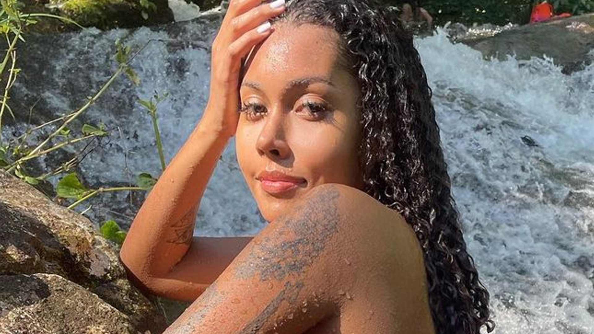 De fio-dental, irmã de Gracyanne Barbosa curte banho de cachoeira: “Sem vergonha”