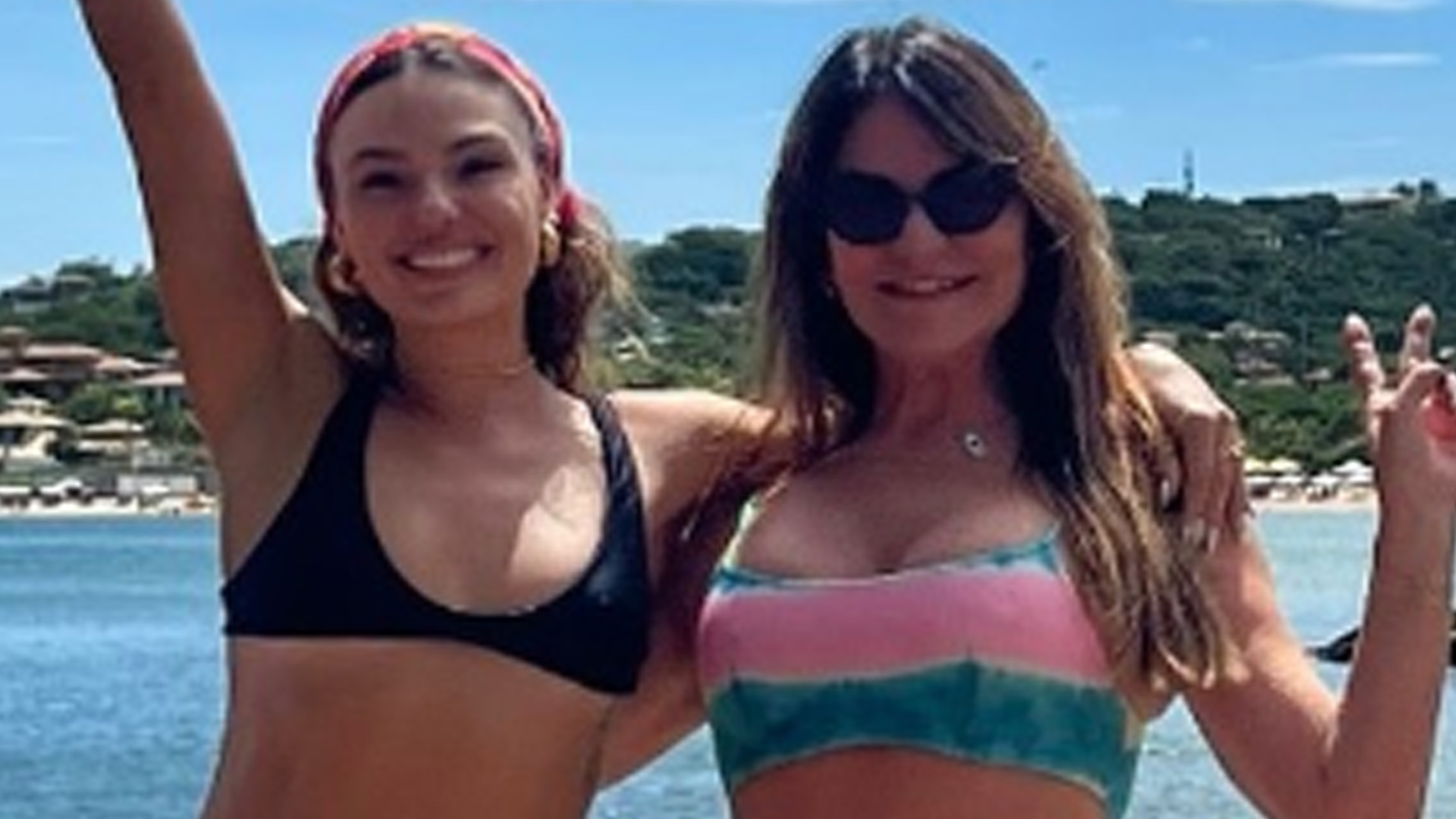 Isis Valverde celebra 36 anos de biquíni com a mãe gostosona: “Mil brindes”