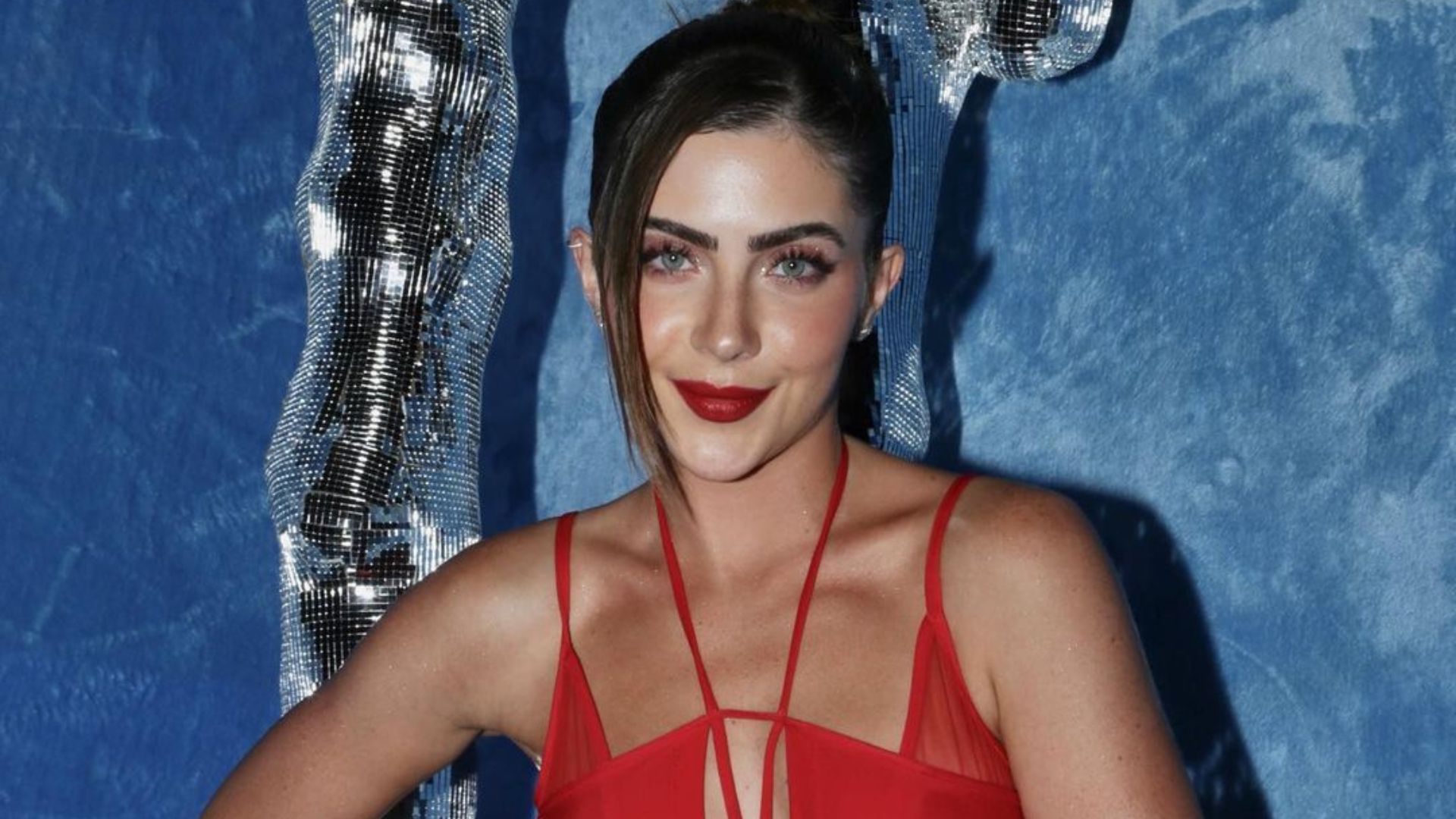 Com tapa-sexo, Jade Picon escandaliza com decote transparente em festão de Carnaval: “Deusa”