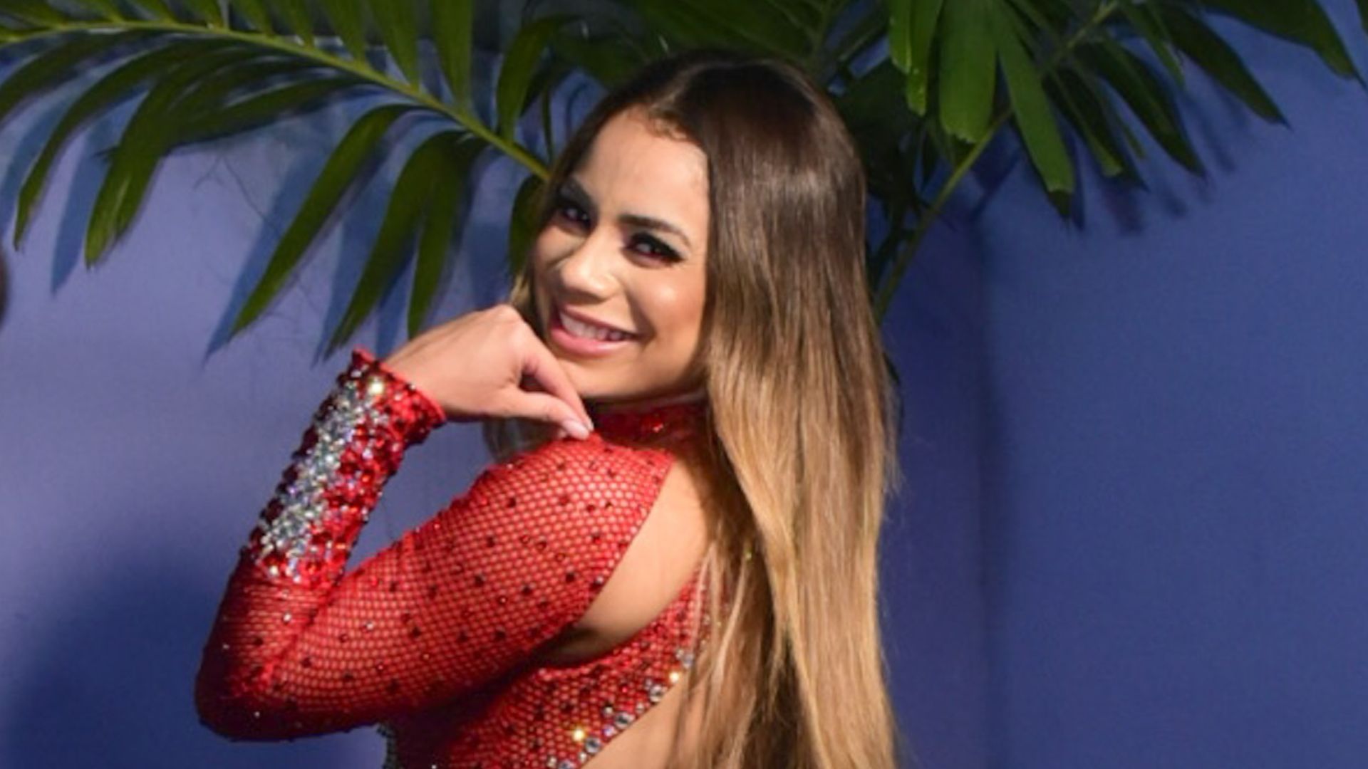 Cheia de brilho! Lexa aposta em decote poderoso e empina bumbum para curtir o Bloco da Pocah