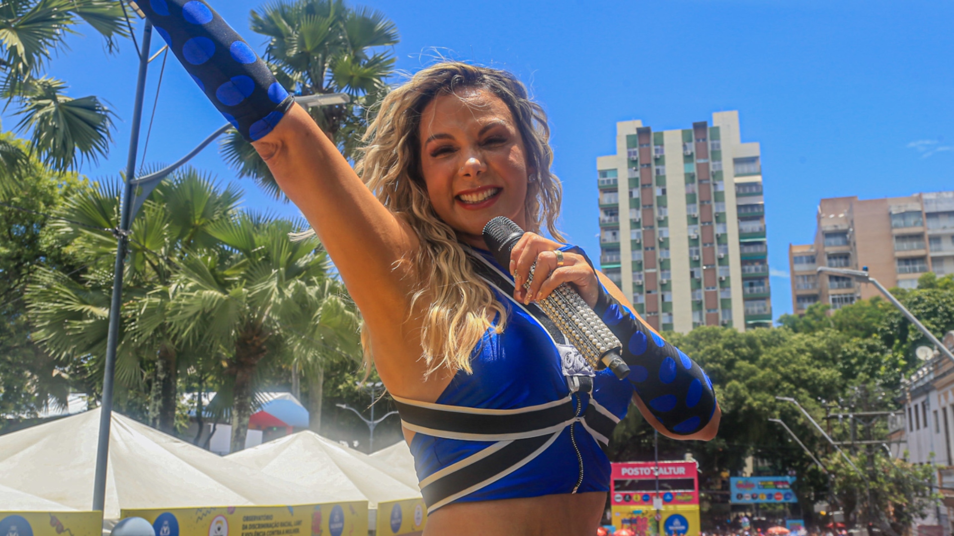 Com os pernões para jogo, Carla Perez aposta em short curtinho e homenageia ‘É o Tchan’ no Carnaval