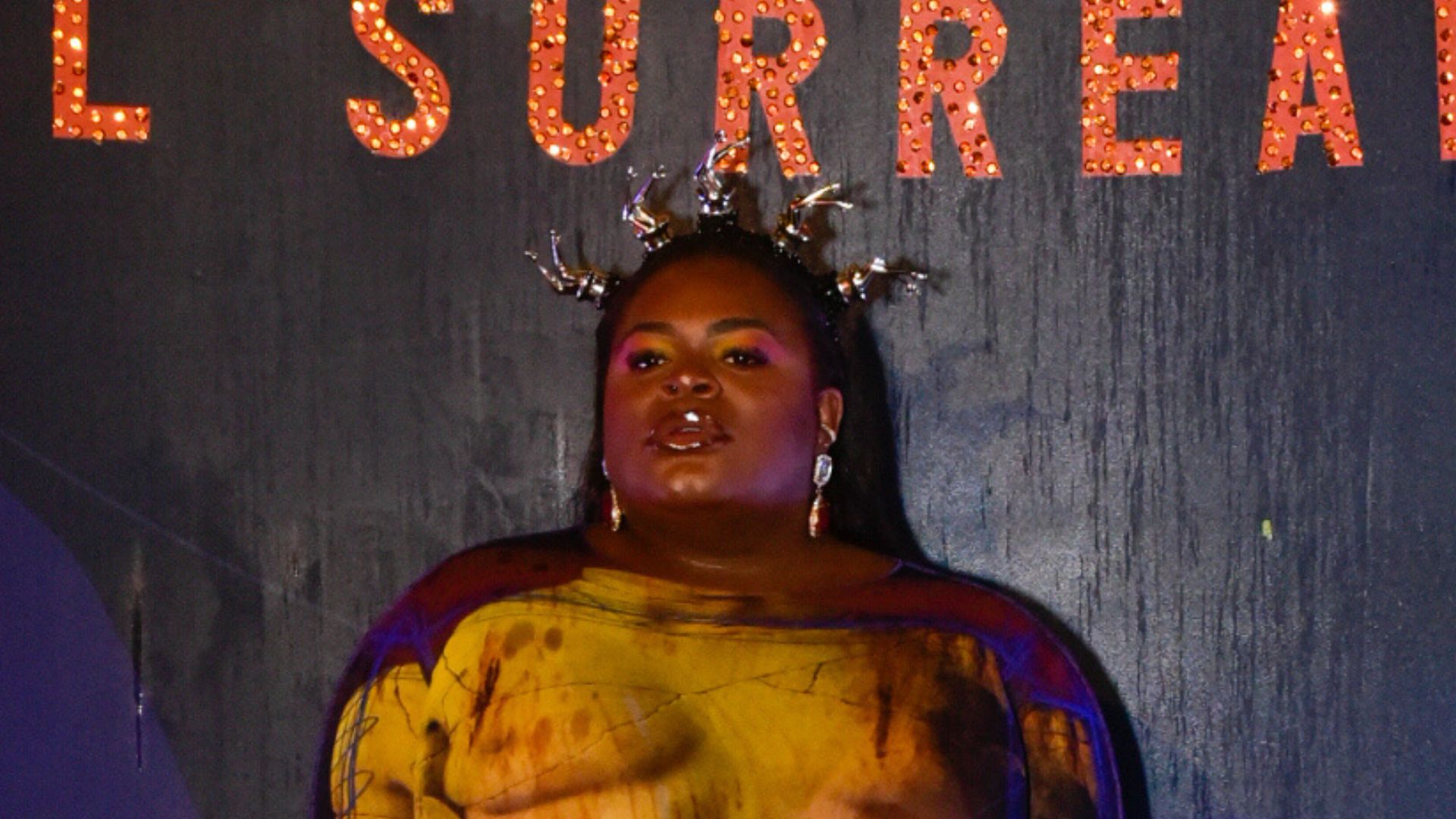 Jojo Todynho deixa tudo à mostra com look totalmente transparente em baile de Carnaval