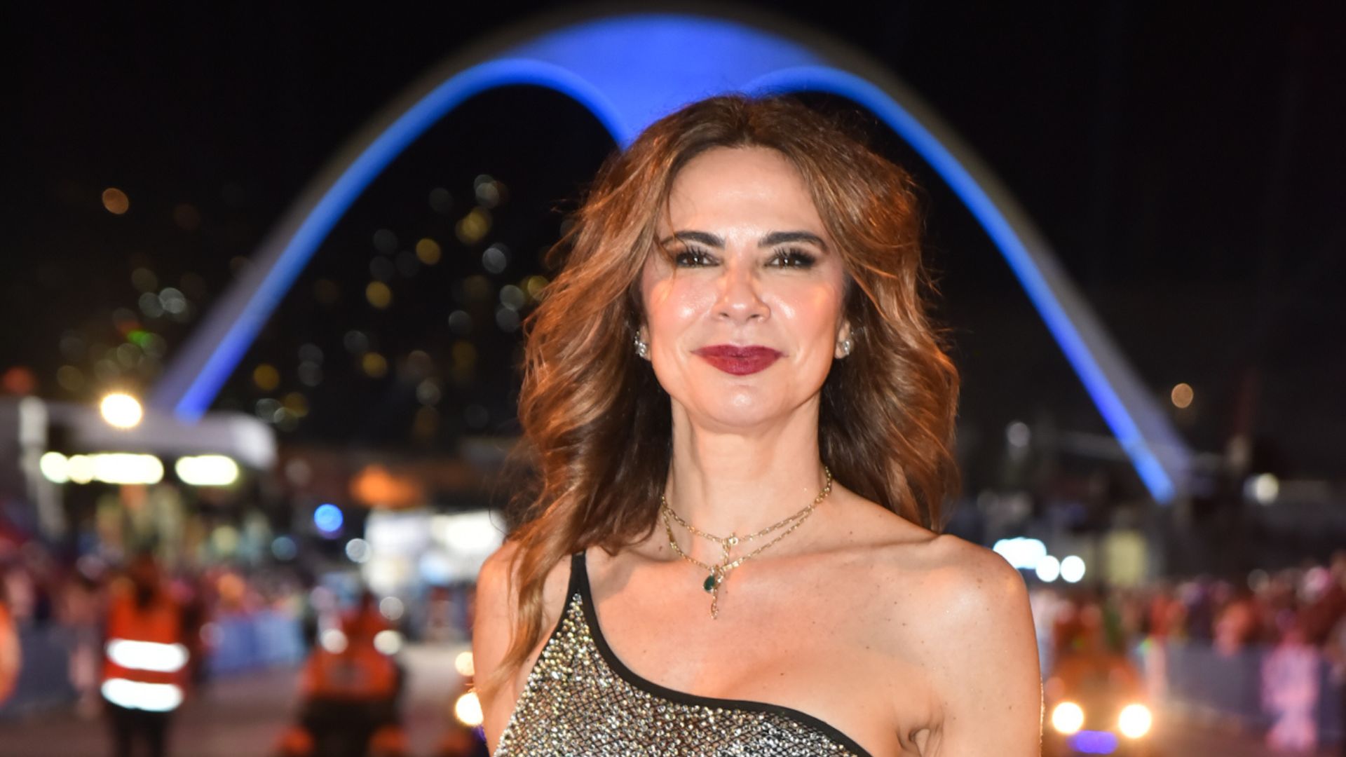 Retorno triunfal! Luciana Gimenez surge de tapa-mamilos e calcinha à mostra na Sapucaí