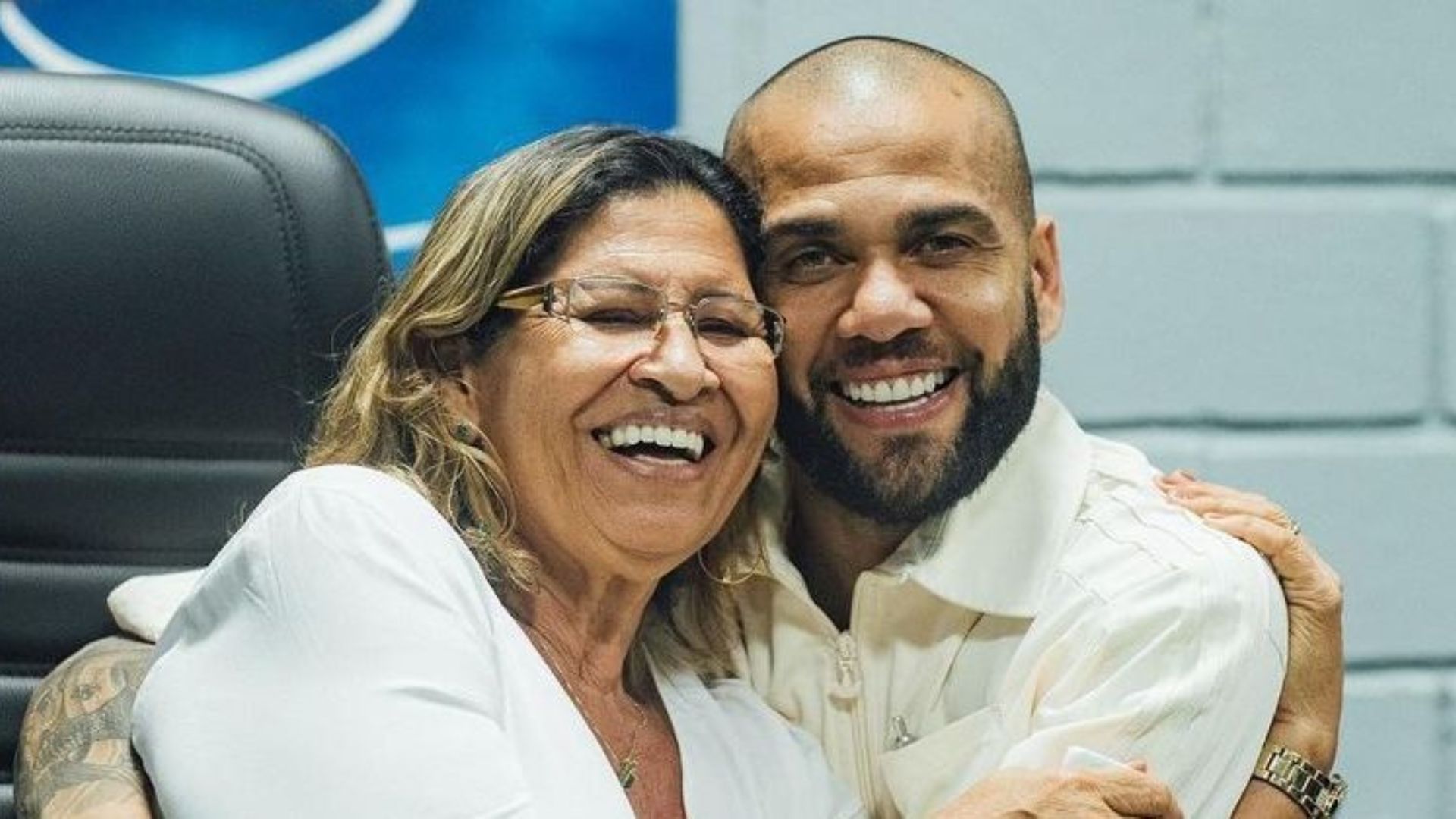 Mãe de Daniel Alves se pronuncia pela primeira vez após prisão do filho: “Ninguém pode separar”