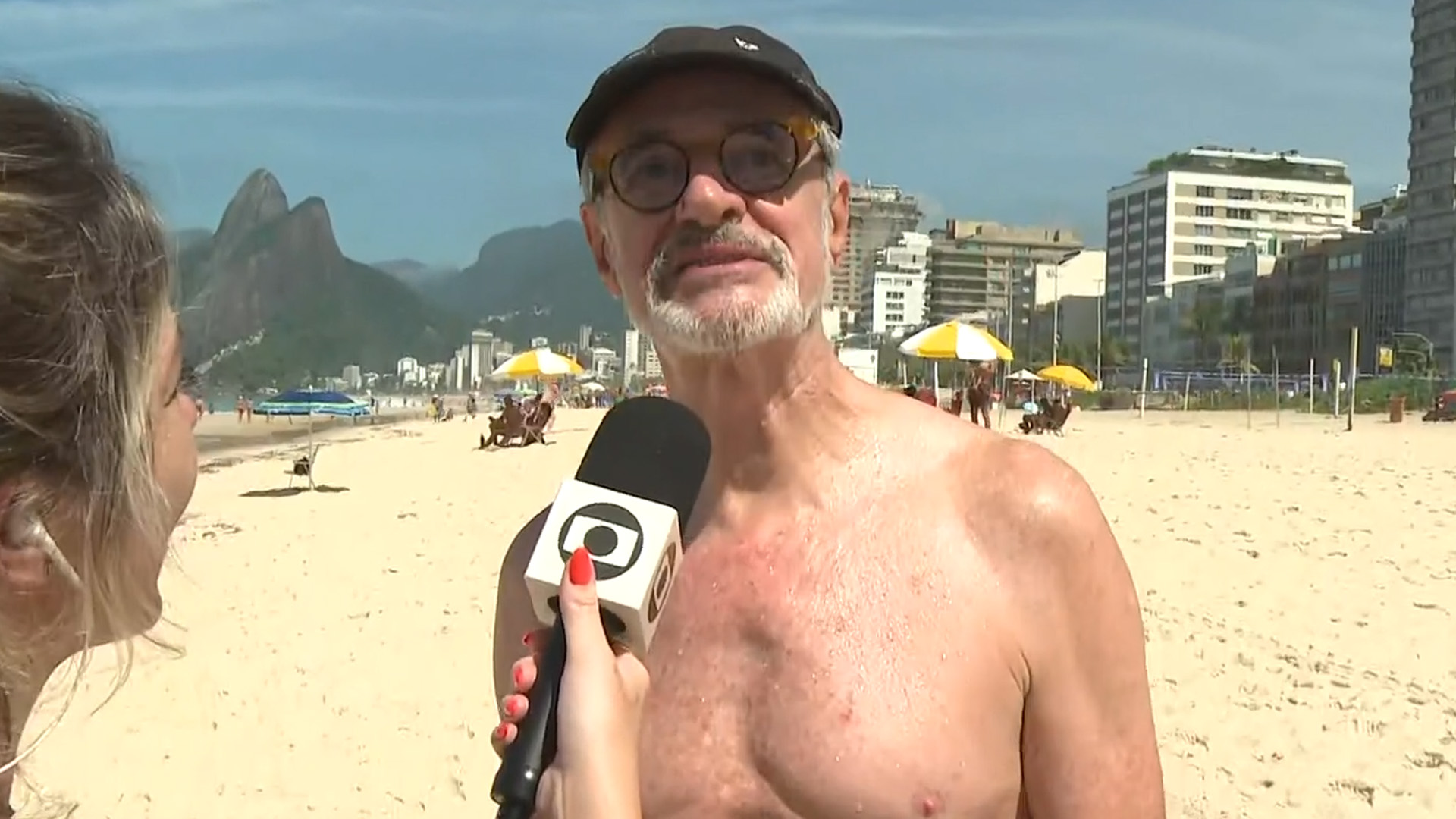 Ao vivo, ‘Mais Você’ flagra Marcos Caruso com marido na praia: “Me descobriu”