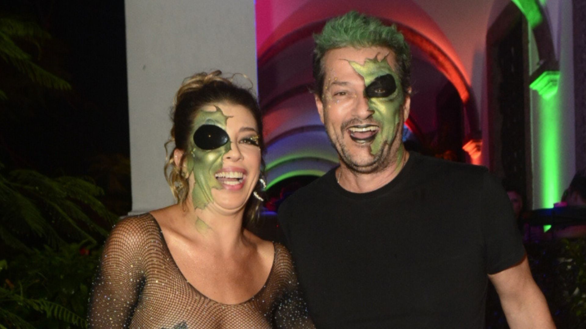 Rara aparição: esposa de Marcelo Serrado causa com tapa-mamilos em baile de Carnaval